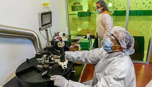 学生 working in semiconductor clean room