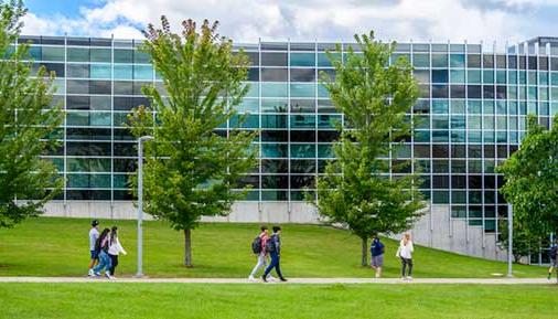 学生s walking outside 政府 Building during the spring season