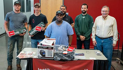 Welding 学生 Winners with event sponsor and staff